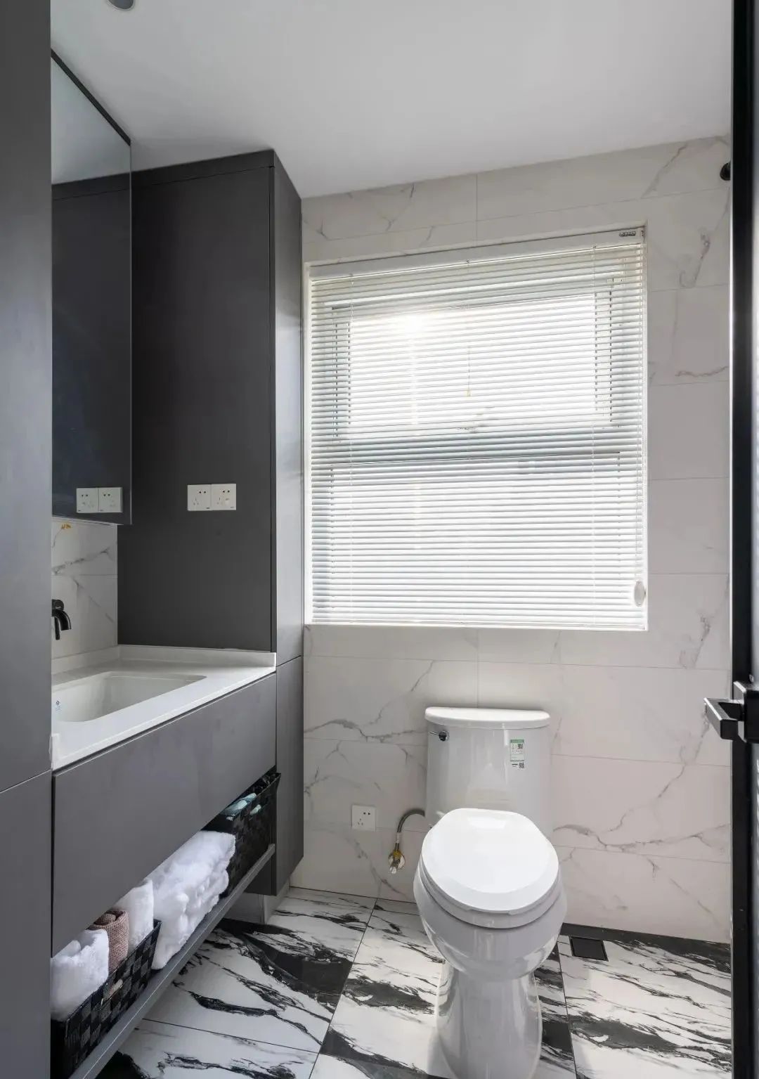 150㎡住宅，克莱因蓝、勃艮第红的融入，让空间更活泼、明艳！-62