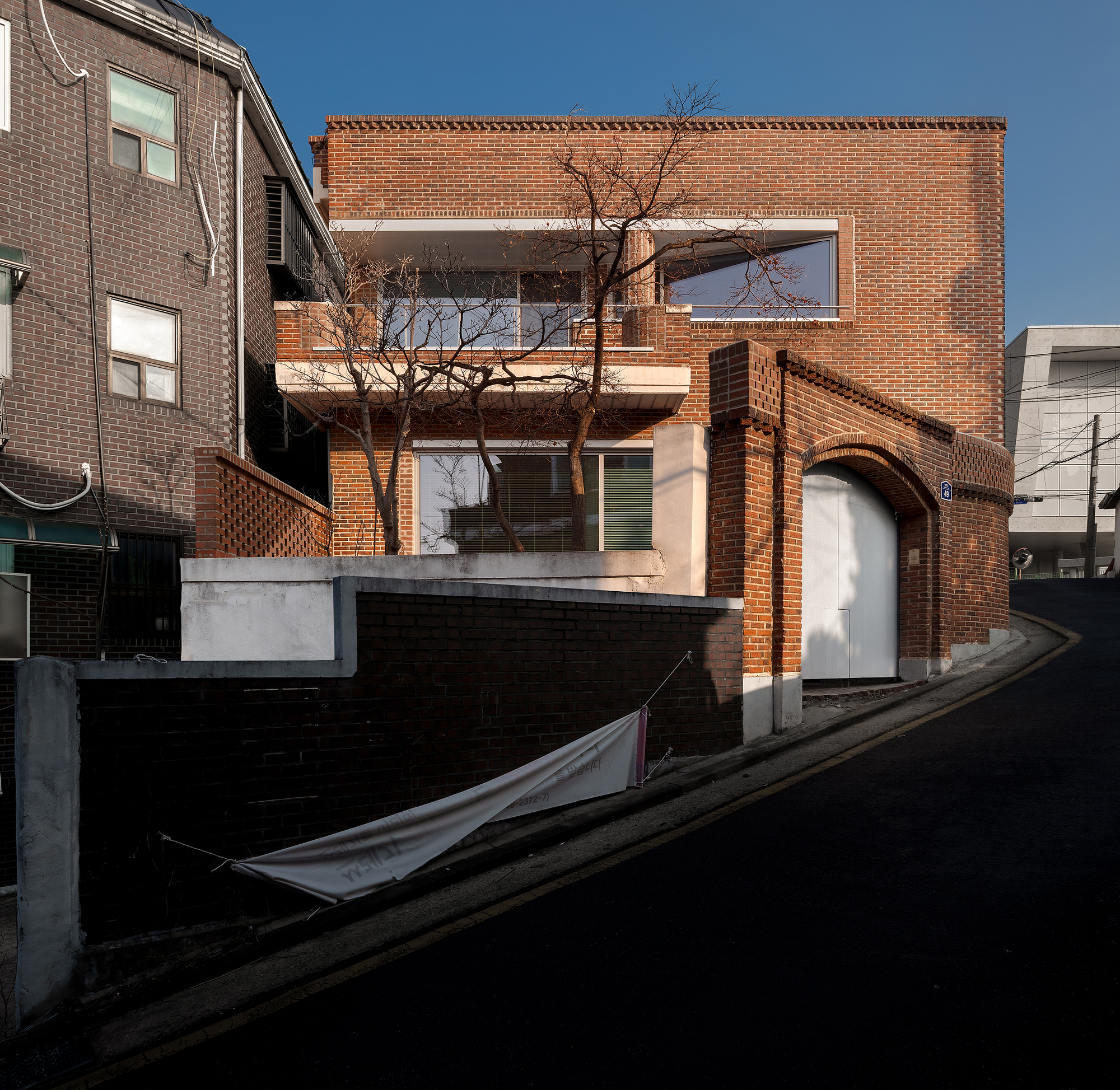 Reinterpreting a 50-Year-Old Building in Myeongnyun-dong丨sukchulmok + BRBB Architects-40