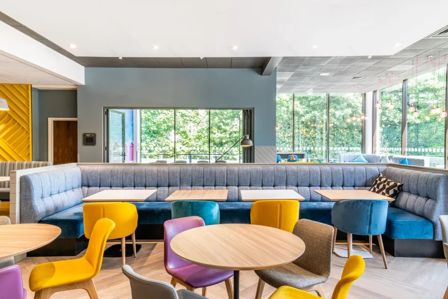 英国伯恩茅斯假日酒店时尚几何家具设计-4