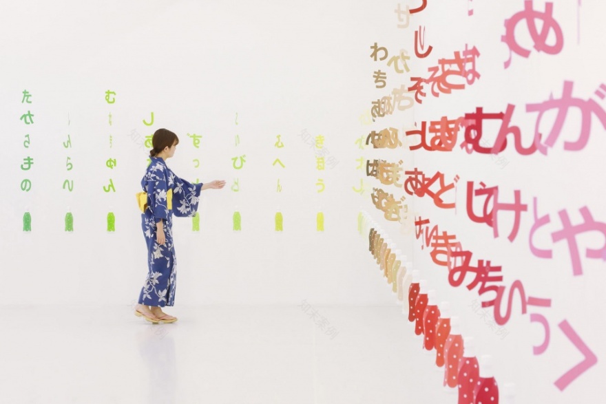 彩纸映衬下的“语言的世界”可尔必思 100 周年装置艺术展-38