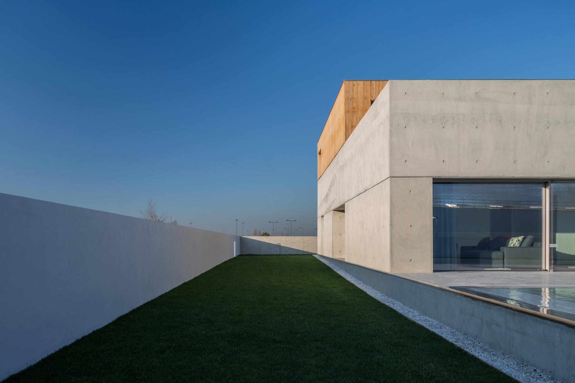 融入地形的葡萄牙私人住宅-79