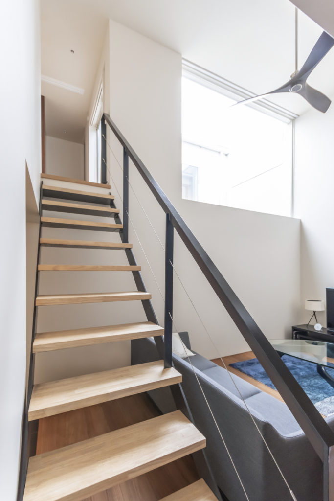 四囲を壁で包んだ家住宅の密集地ながら、静かで落ち着き感のある空間で暮らす | Architecture | 100%LiFE-10