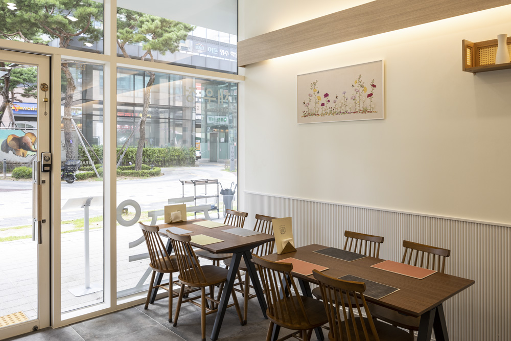 白色与木质，极简主义餐厅设计-9