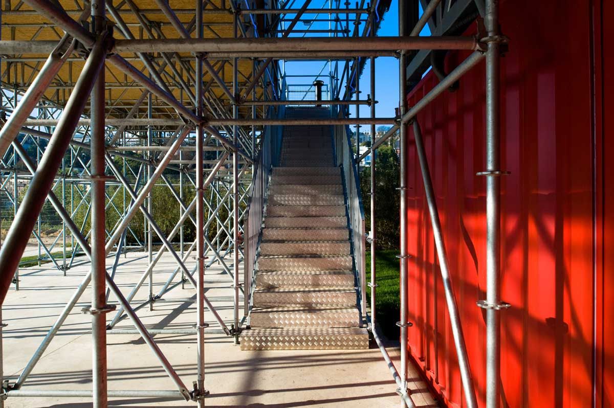 岛上的大桌子（因信息有限，该翻译是按字面意思直译为岛上的大桌子，若结合更具体语境，可能存在其他更适合表述，比如这里 tables 也可能有引申含义如大餐桌大型会议桌等，但根据当前原文只能给出此翻译） 丨法国巴黎-16