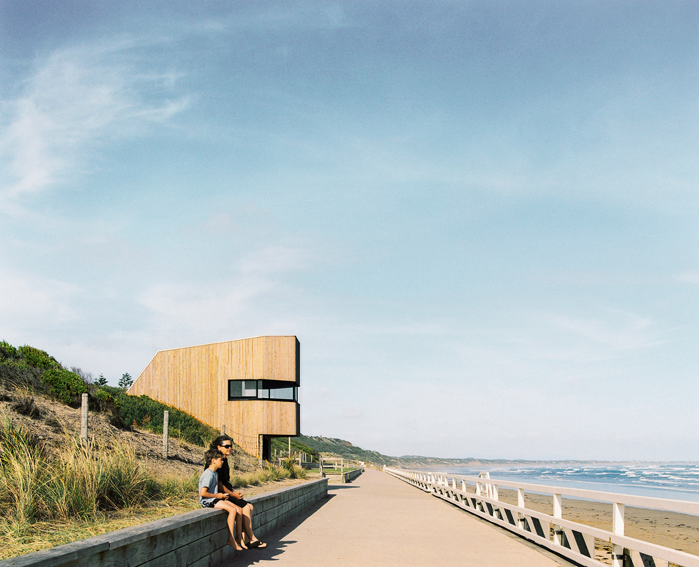 澳大利亚海岸线上的曲线木质建筑——Ocean Grove Surf Life Saving Club-21