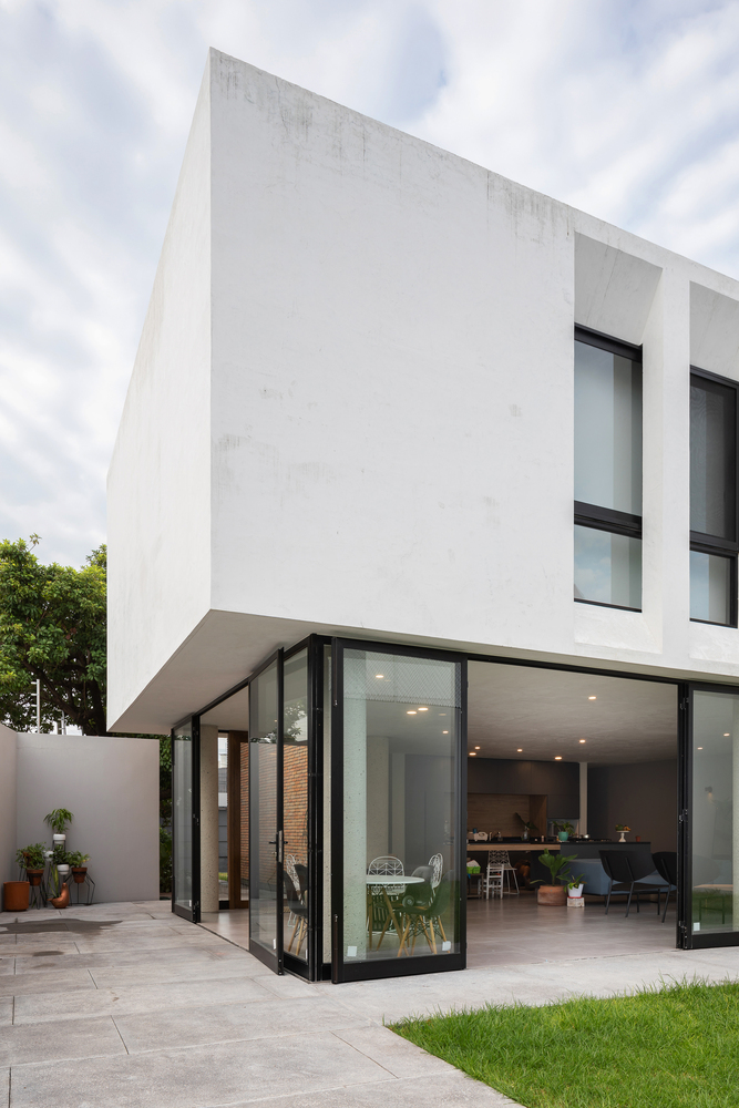 灵活空间满足家庭成长需求的双元素建筑-32