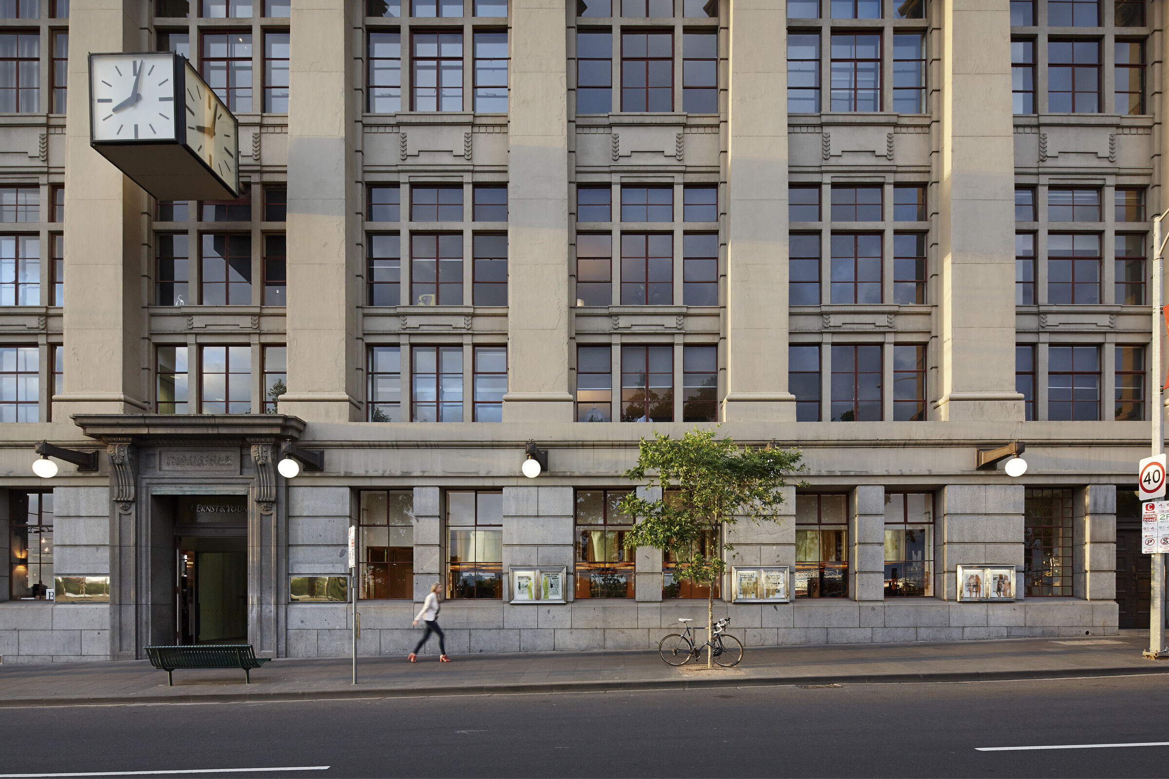 弧形纤维玻璃塑造的音响餐厅——墨尔本“Press Club”-16