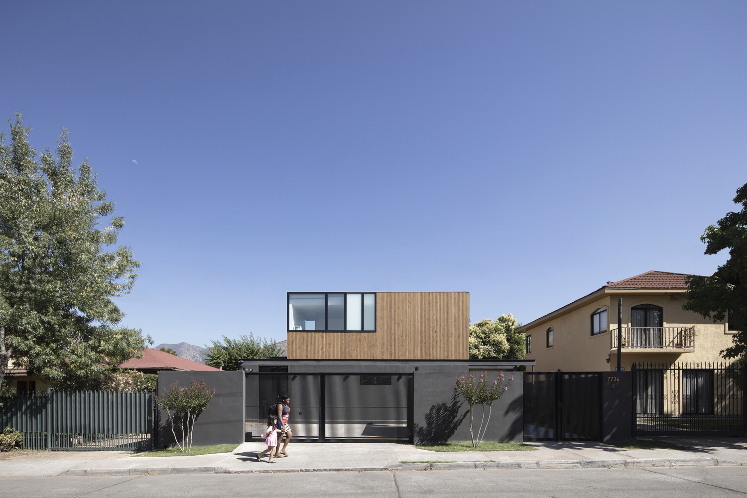 智利 Vitacura 社区翻新住宅，融入自然光线与可持续设计-11