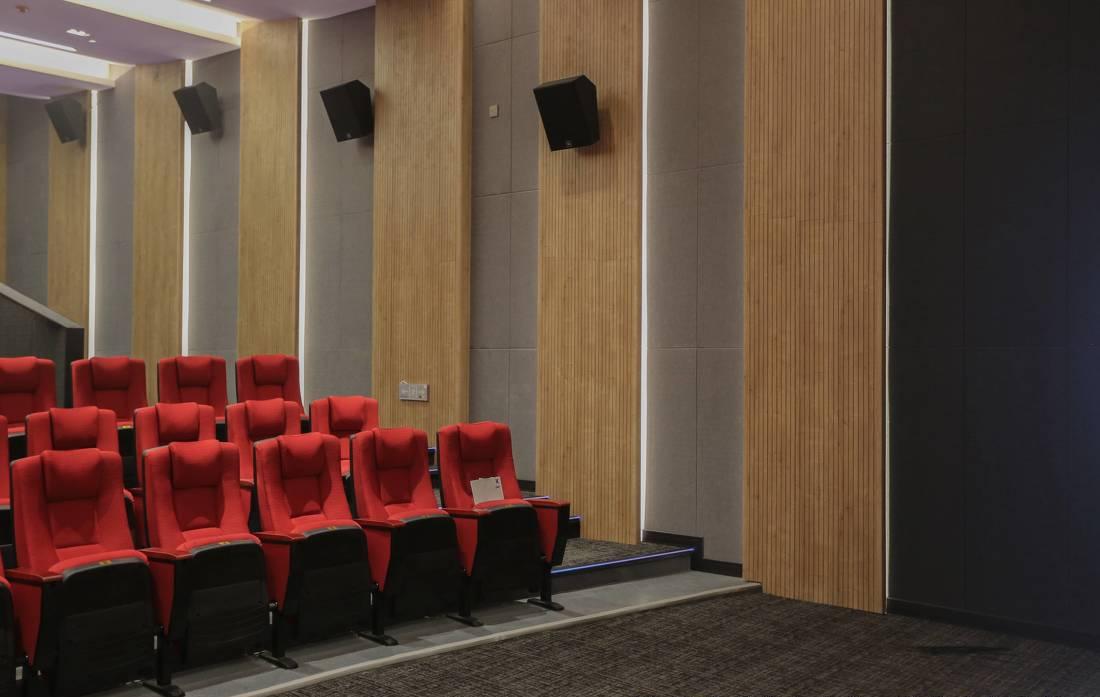 红色精神下的影院设计-5