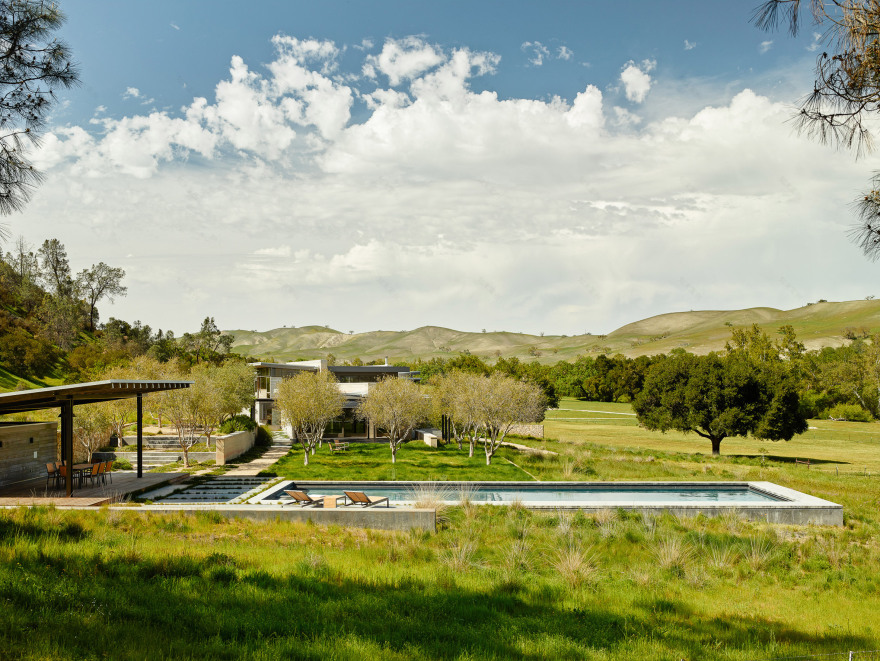 Stripey rammed-earth walls curve through holiday house in Californian walnut farm-29