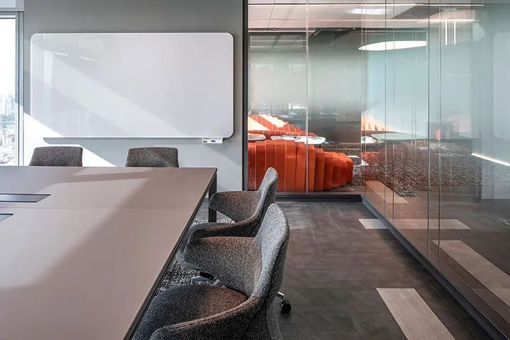 SAP 土耳其总部办公设计 | 优雅高级灰调、工作生活相融合-3