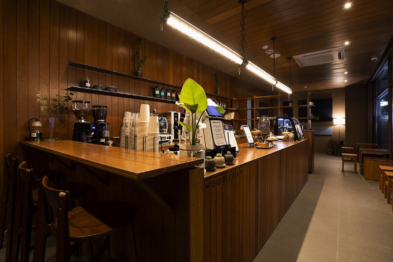 12 坪木质咖啡厅，演绎温馨高雅空间-5