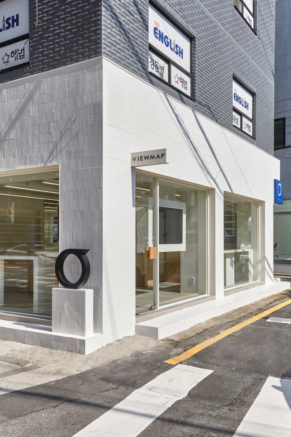 白色与木质，打造 15 平米眼镜店的极简魅力-20