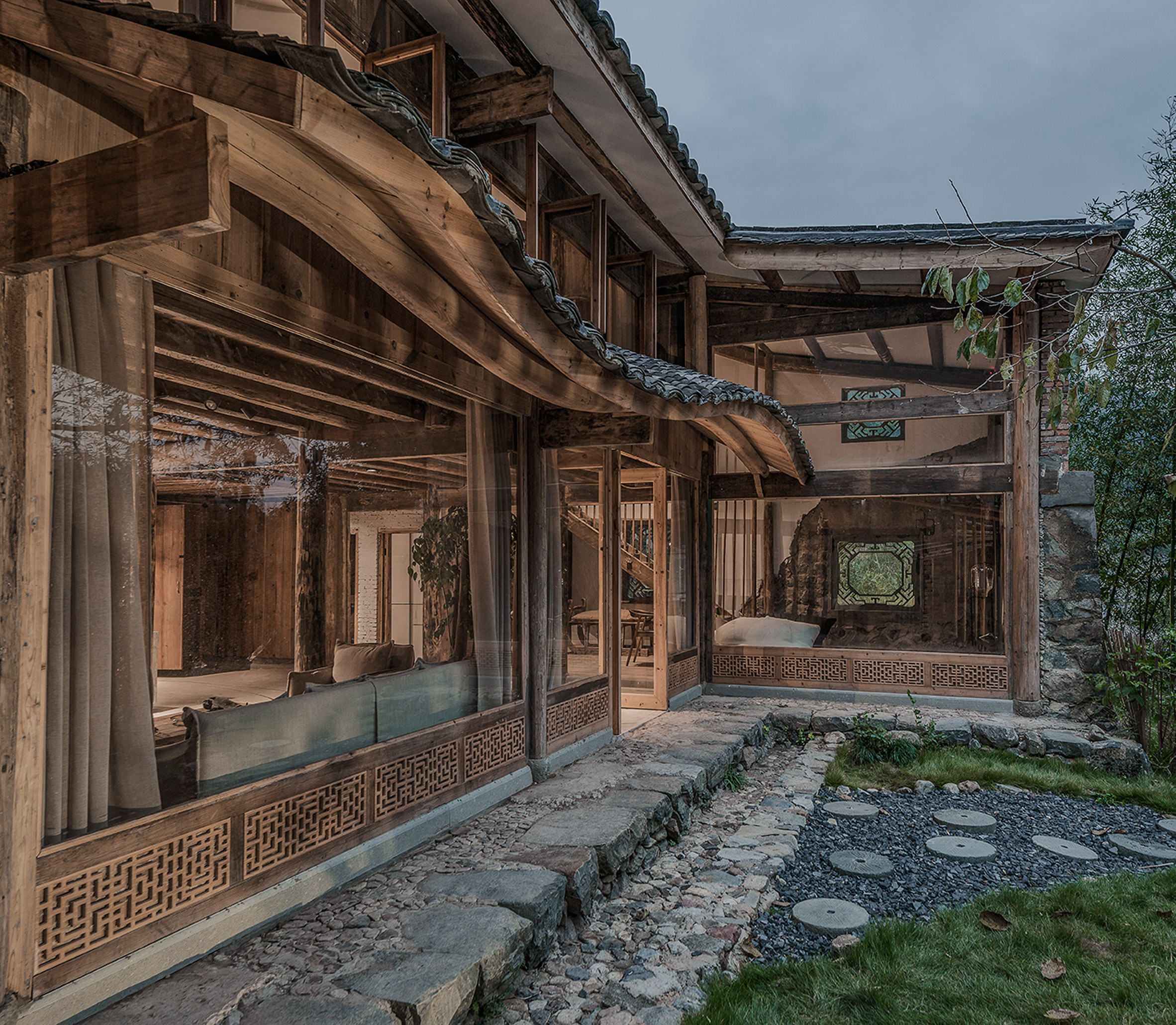 Wavy roof of Chinese guesthouse follows outline of surrounding mountains-9