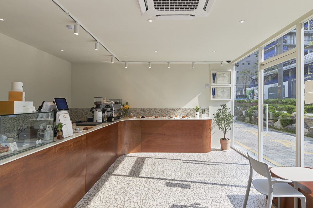 16 坪现代咖啡厅，简约风格中的温馨之作-5