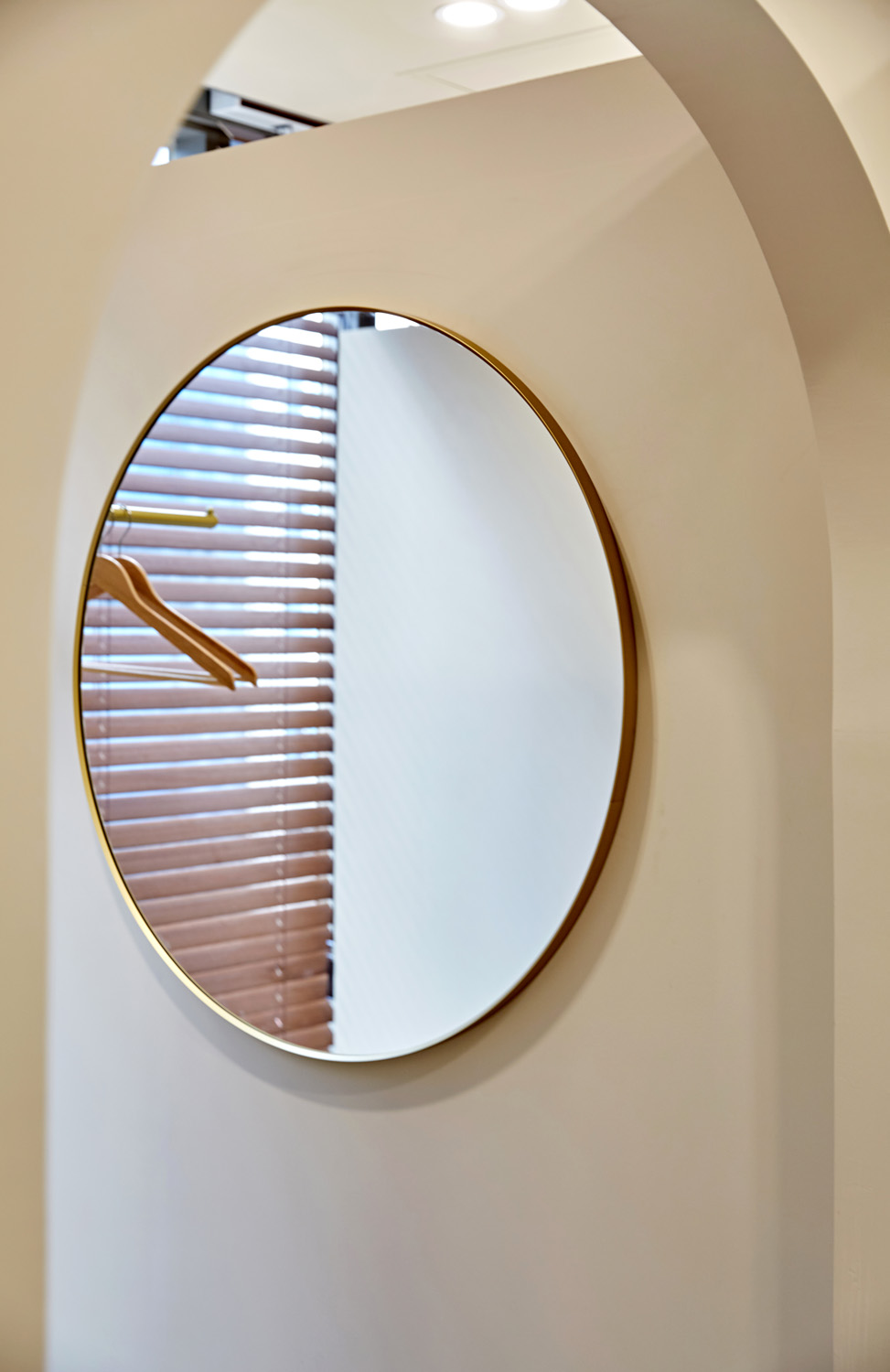 白色与木质的和谐共处，打造舒适 6 星级运动中心-17