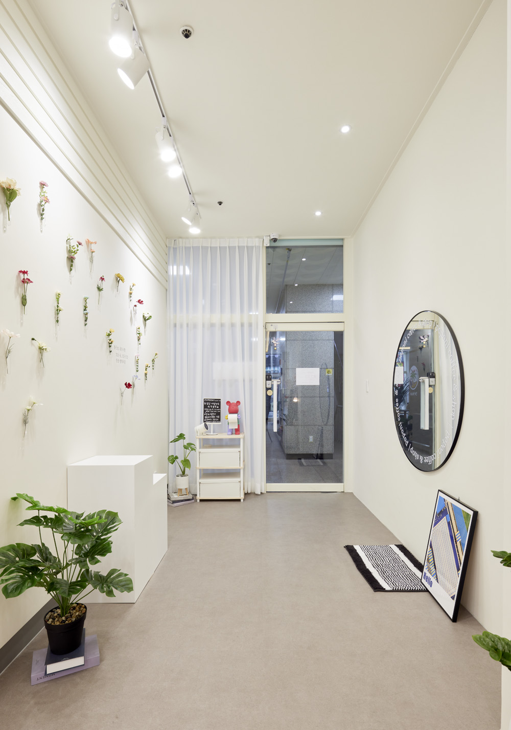 白色梦幻咖啡厅 | 31 平米的极简艺术空间-15