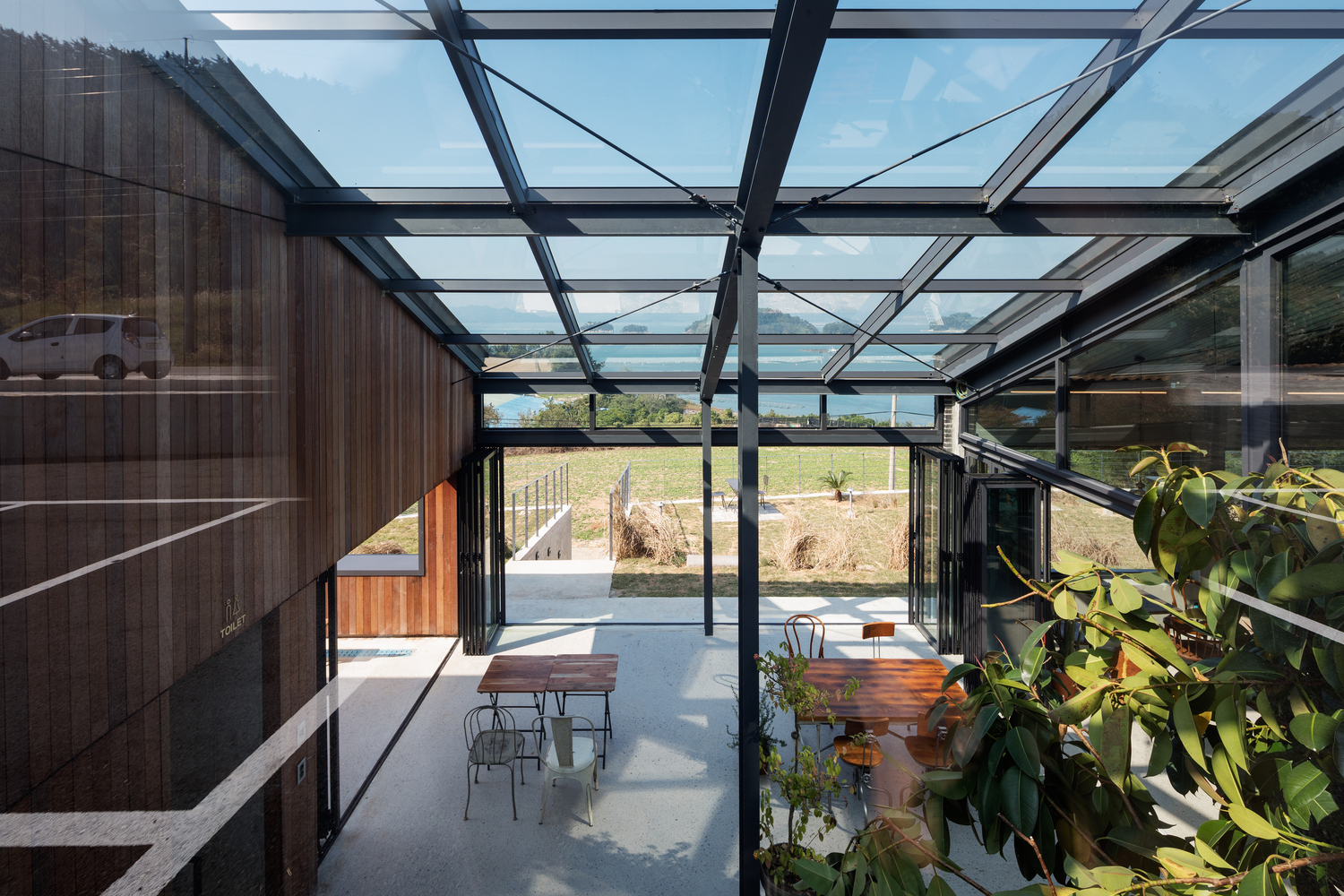 融入自然的简约咖啡馆-49