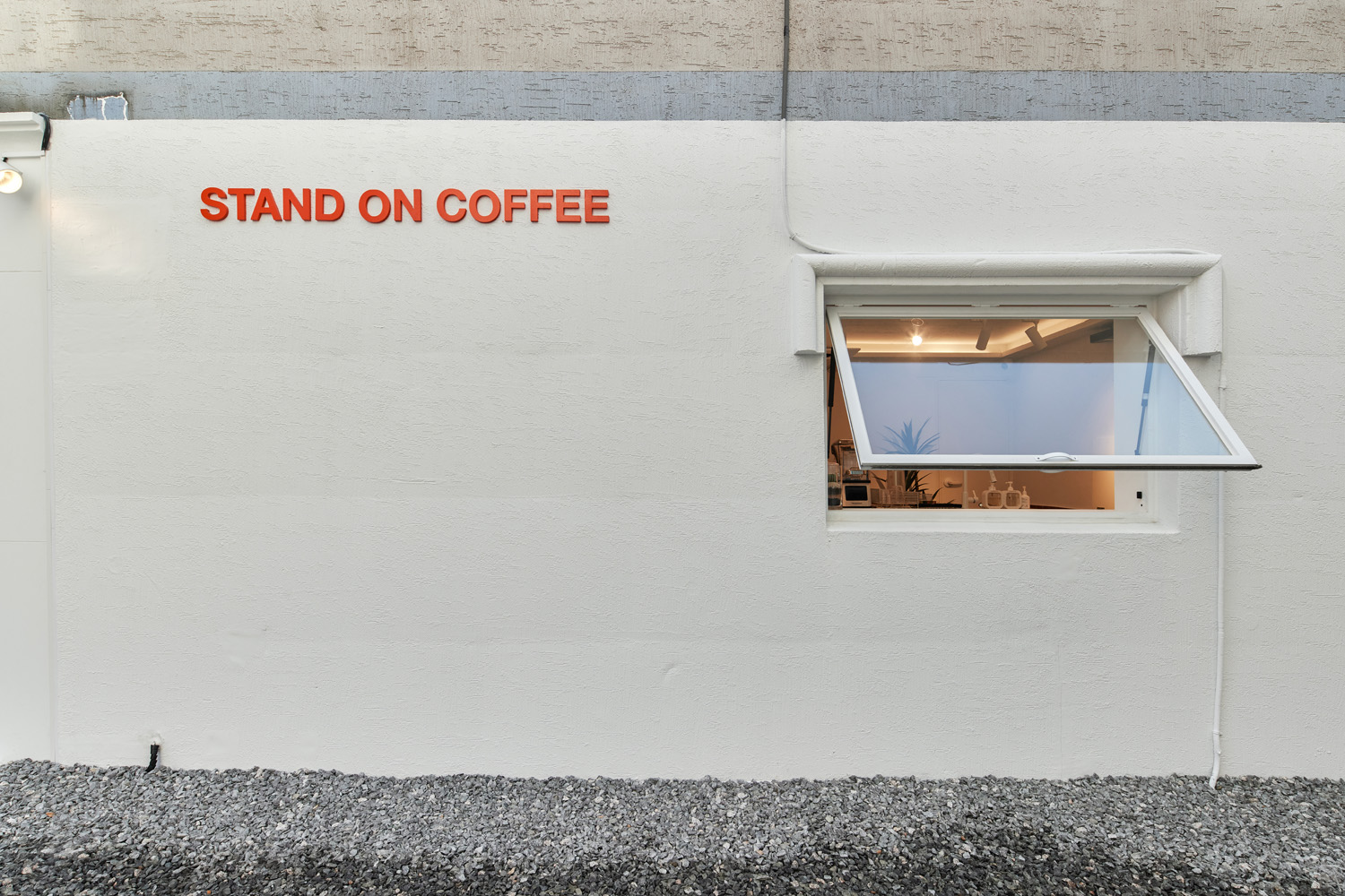 白色与木质，打造极简咖啡厅之美-3