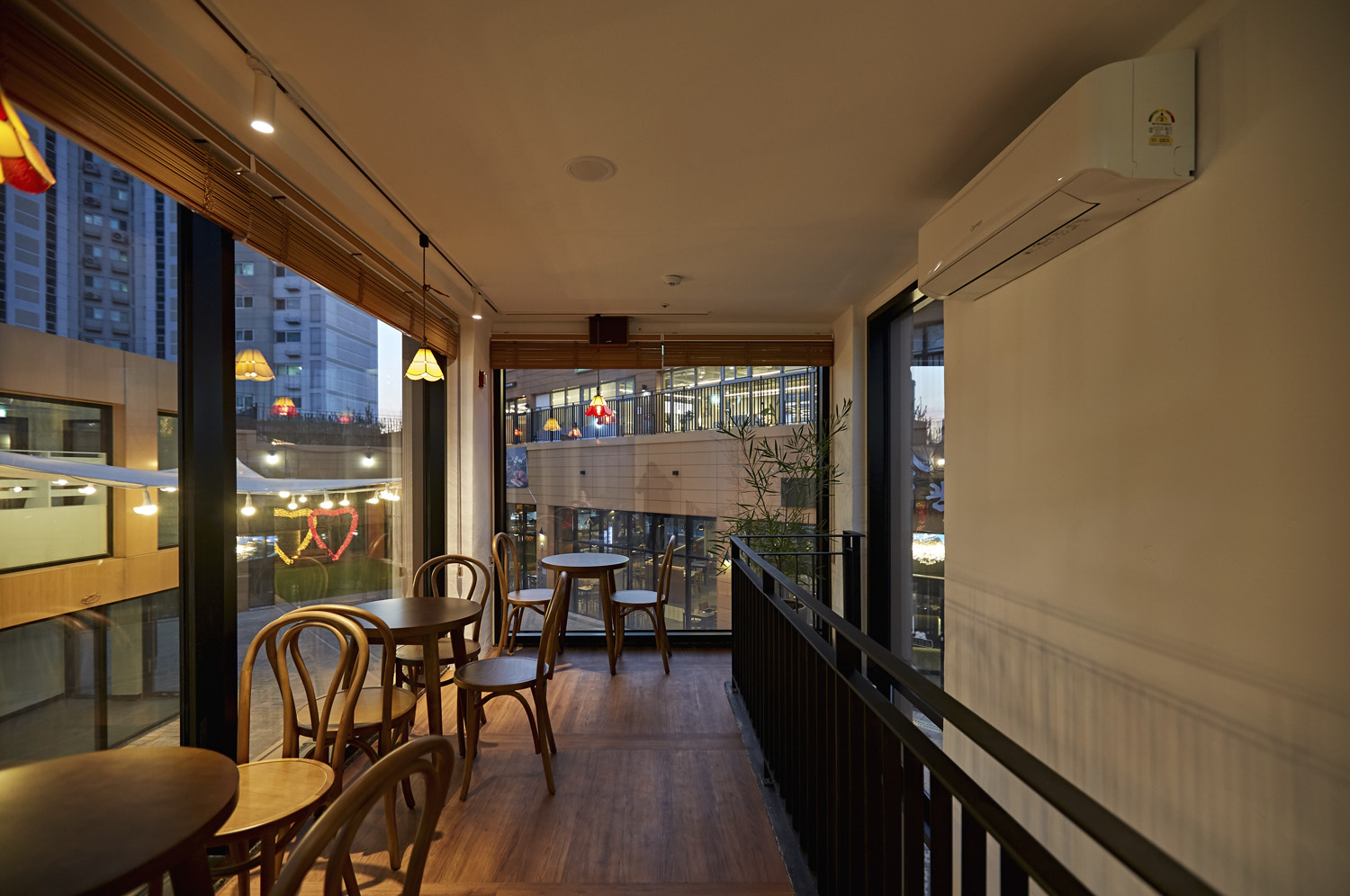 首尔 10 层咖啡厅 | 极简主义的室内设计魅力-8