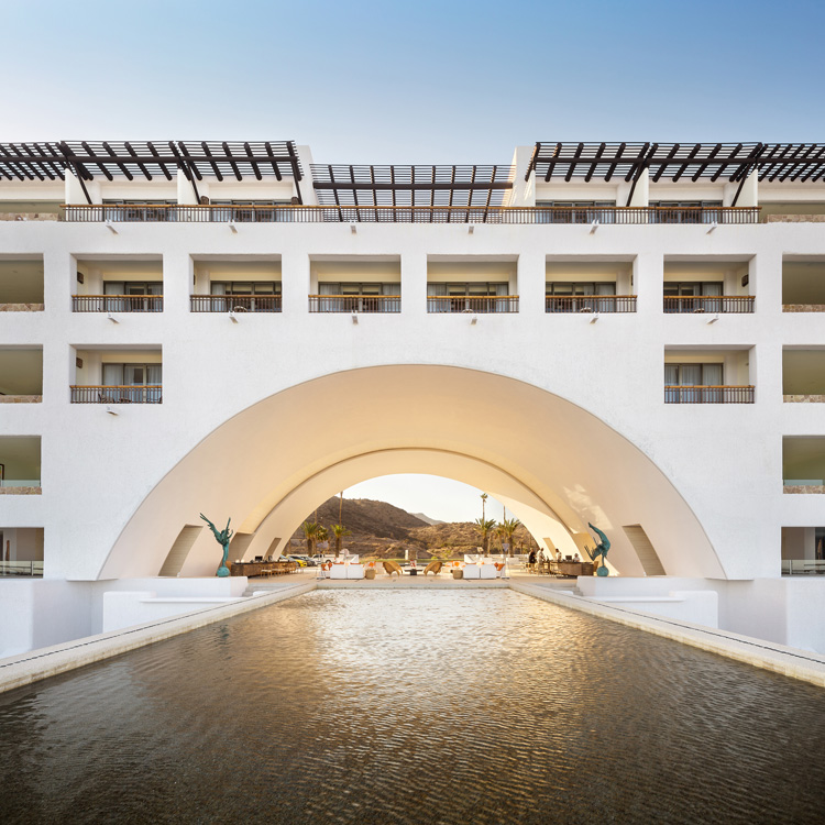 墨西哥洛斯卡沃斯海滨度假酒店——融入沙漠环境的现代建筑-3