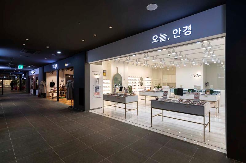 简约现代的 22 平米眼镜店设计-14