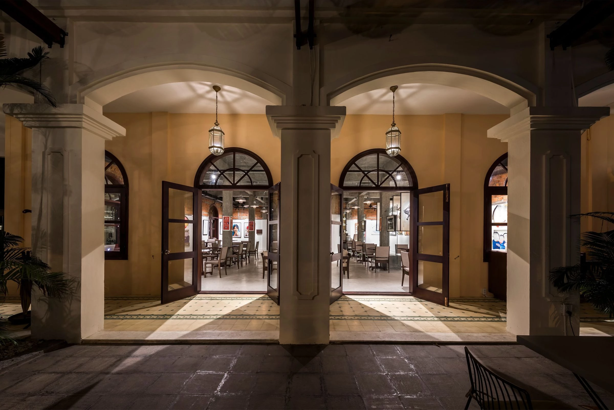 越南传统与现代的完美融合——"艺术空间"餐厅与画廊-23