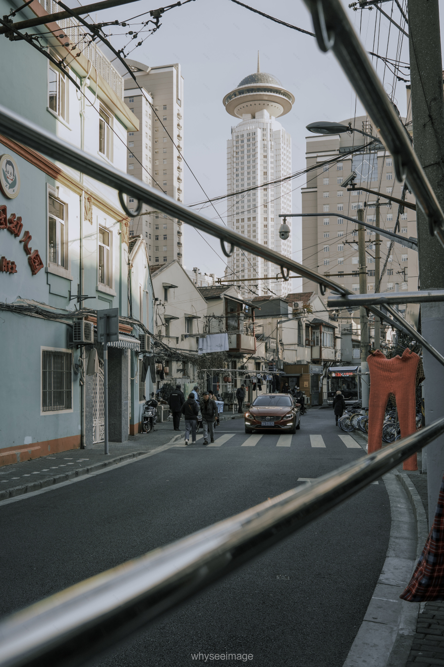 影子躺在地面上 · 不如回到街头丨中国上海丨whyseeimage-33