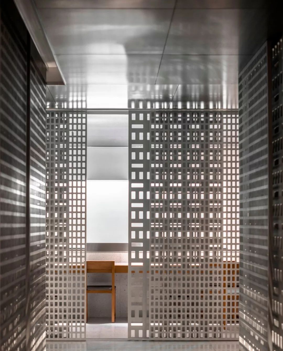 成都道田料理仁和春天店 | 炫彩玻璃诠释霓虹日料新风格-20