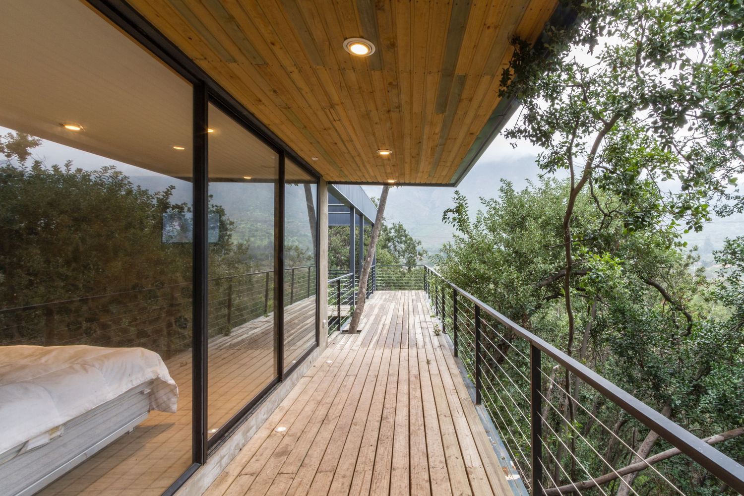 智利奥尔穆埃森林中的悬浮家庭住宅-56