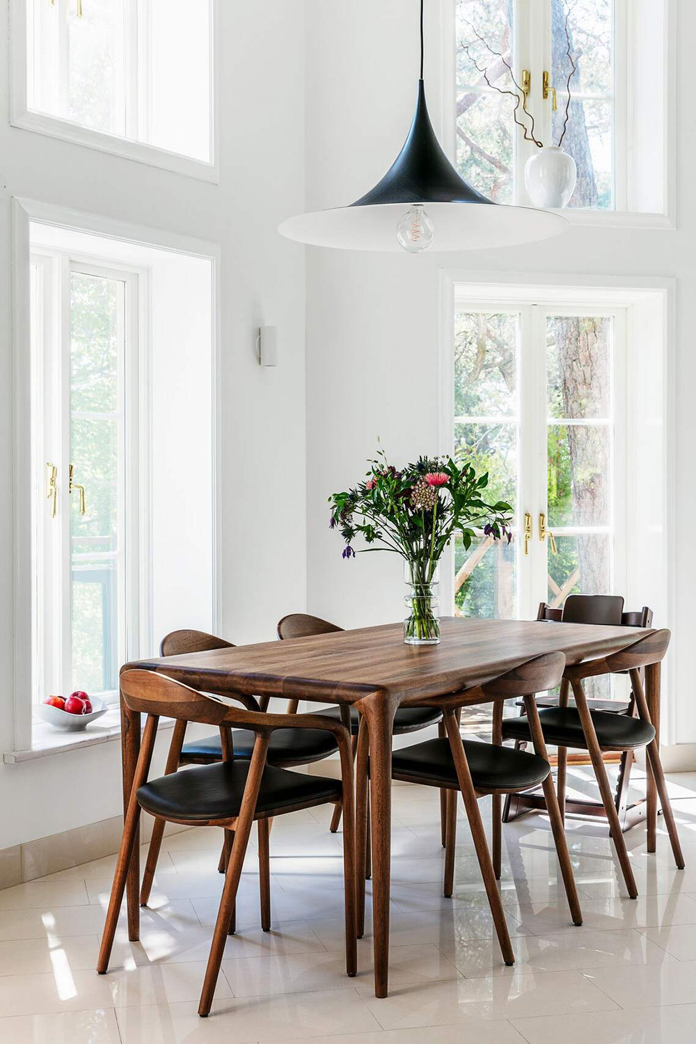 瑞典森林中的圆滑线条小木屋-11