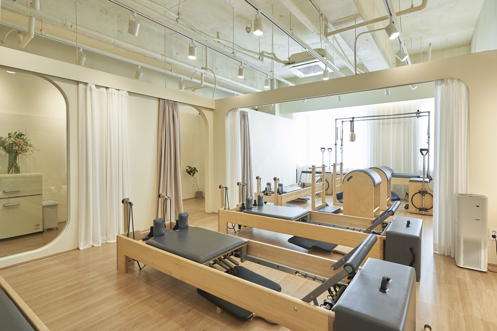 白色与木质，打造高级设计感的 20 平米公寓-8