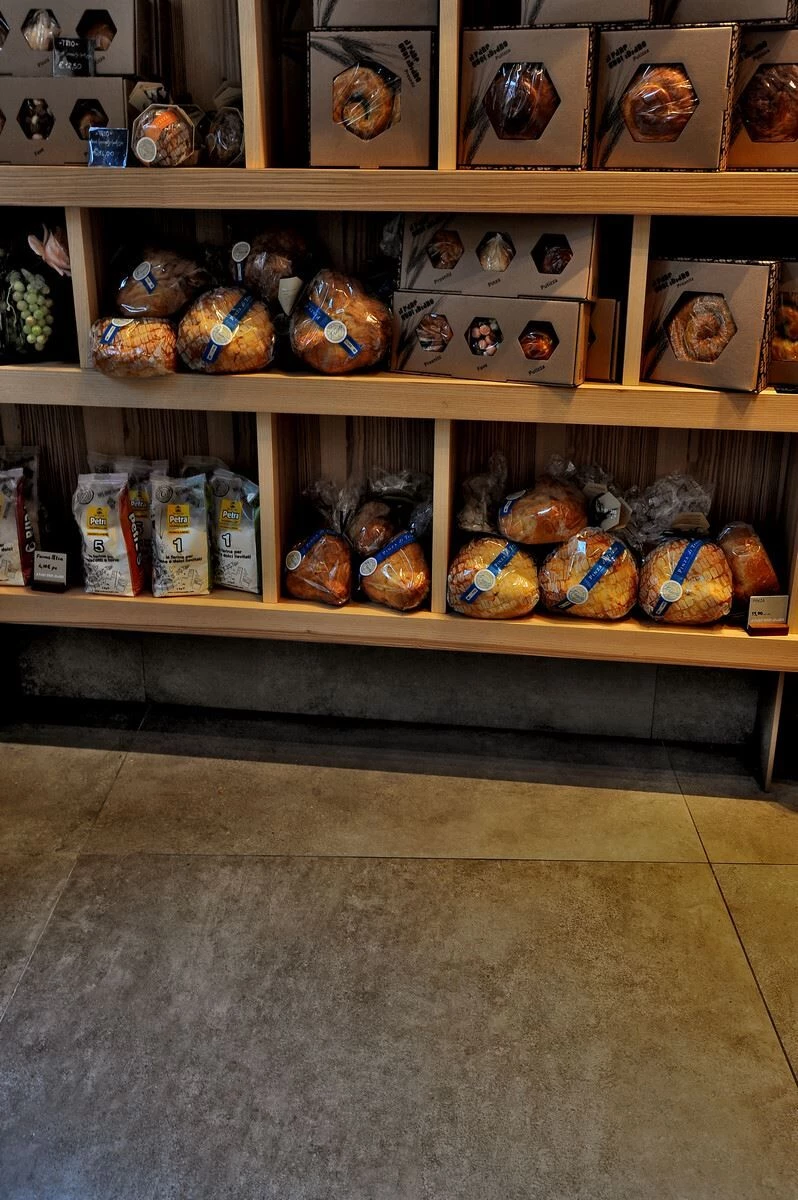 意大利热面包店的动感空间设计丨意大利的里雅斯特-22