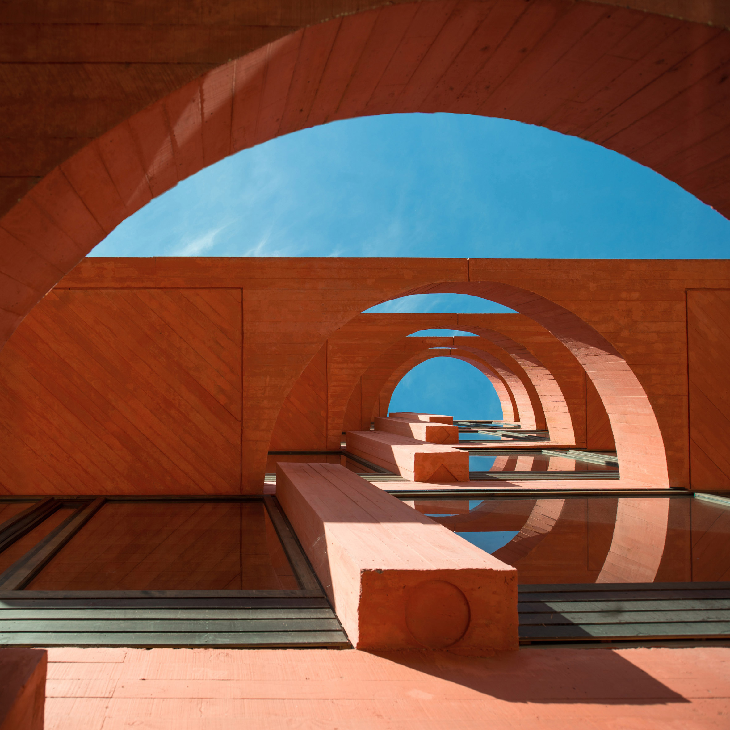 智利大学创新中心 | 红 concrete 中的圆形奇观-32