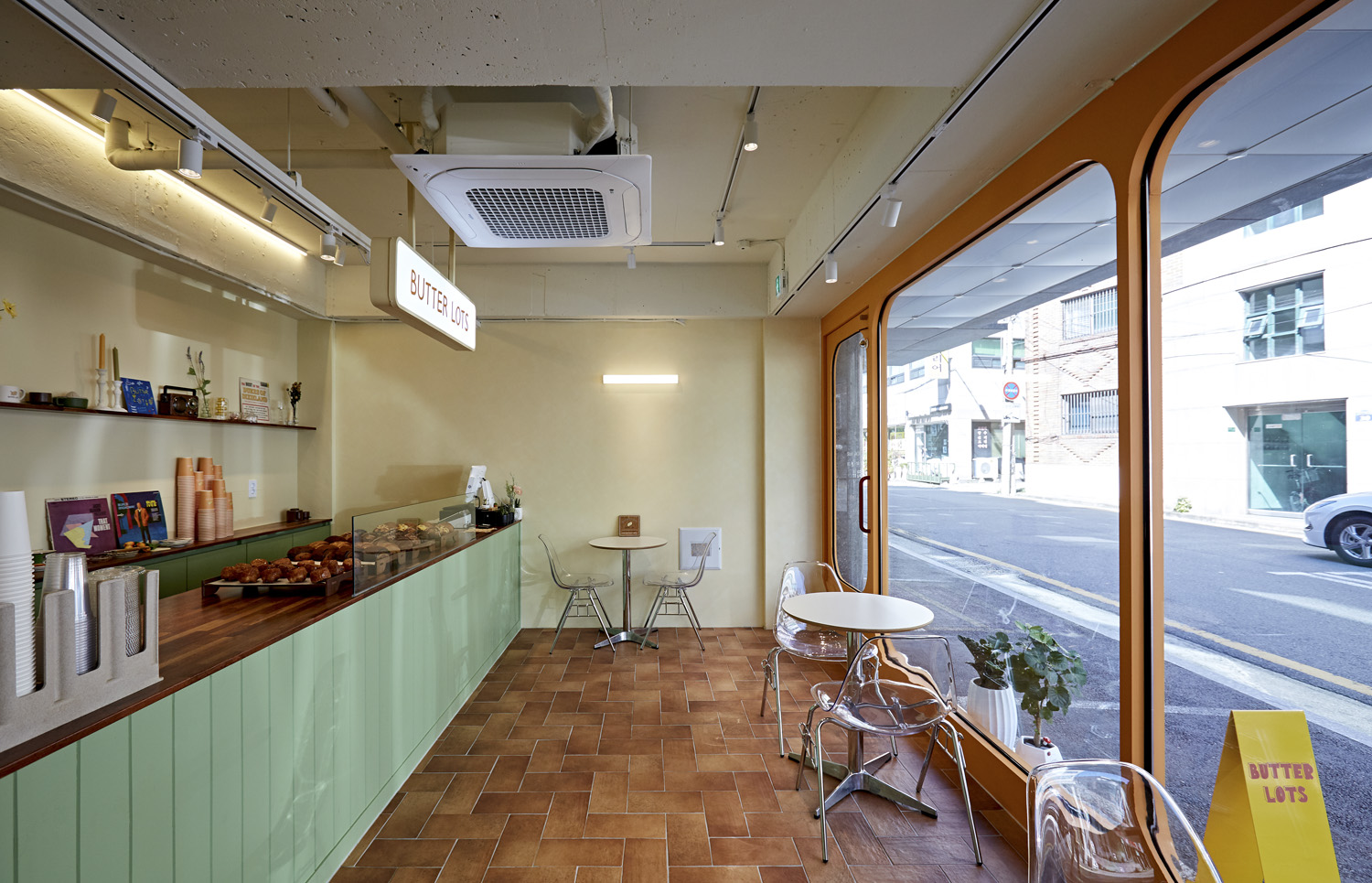 15 坪温馨烘焙店，缤纷色彩营造可爱氛围-5