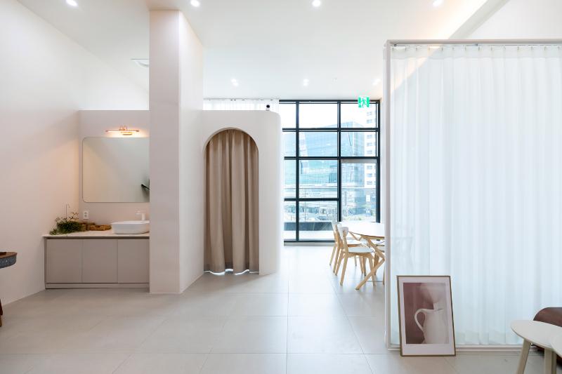 20 平米极简现代美妆店设计-2