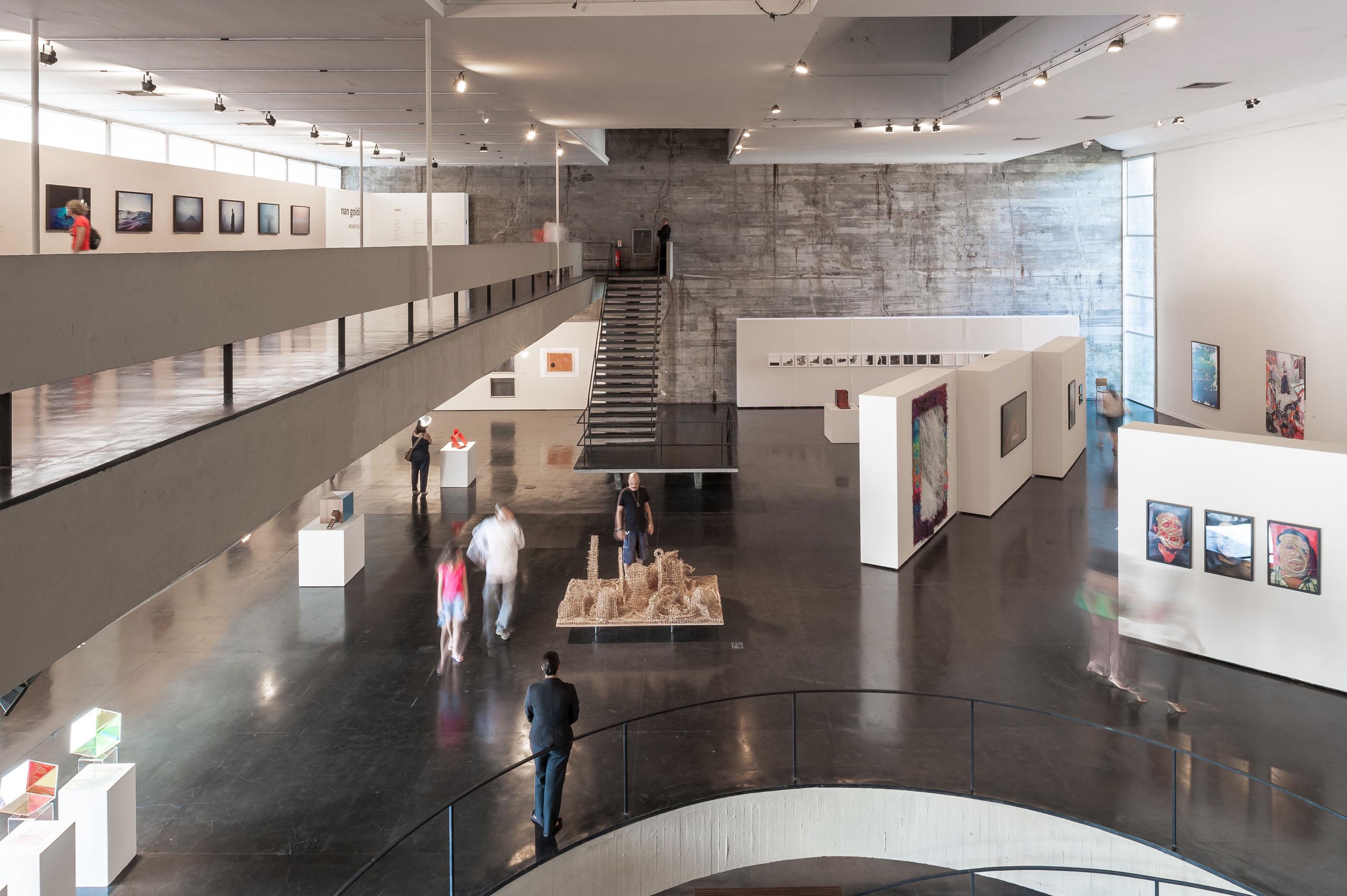 巴西里約熱內盧現代藝術博物館：建築大師 Affonso Eduardo Reidy 採V形柱列、懸吊樓板，打造現代主義建築經典 | FAM-30