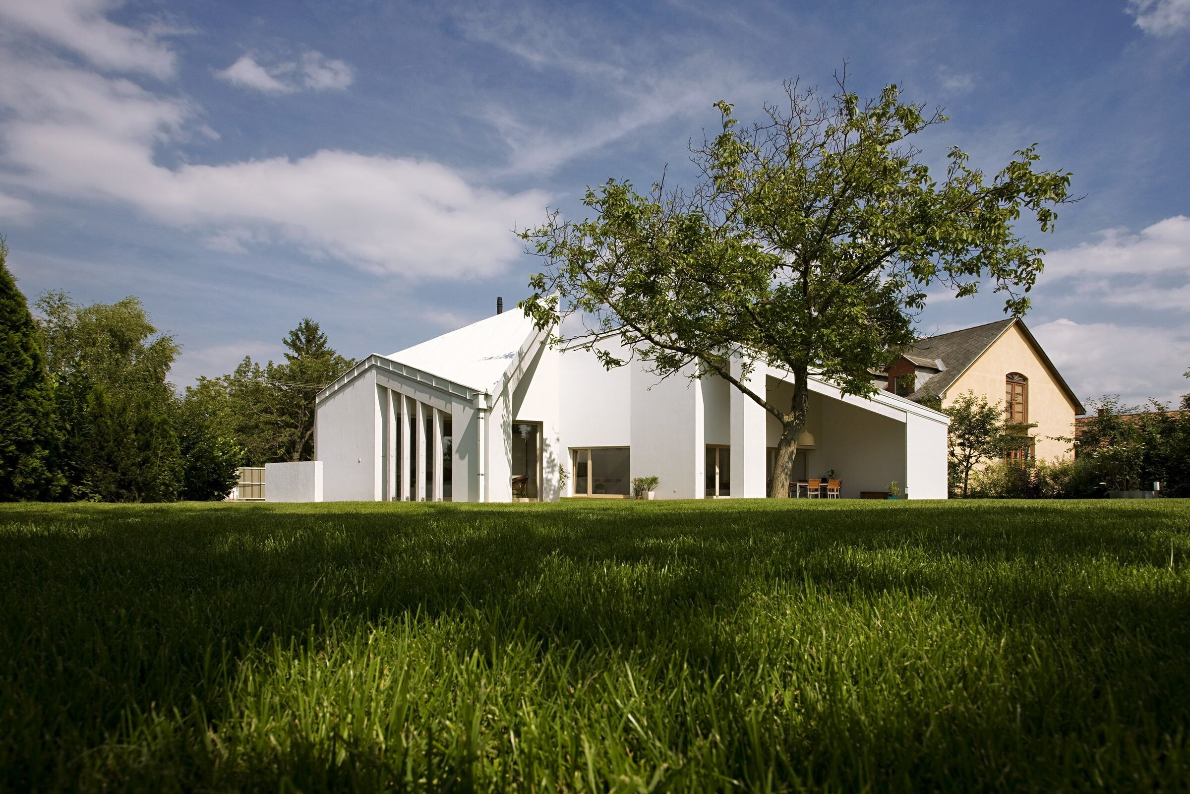 马蹄形湖边度假屋，融入自然的静谧空间-11