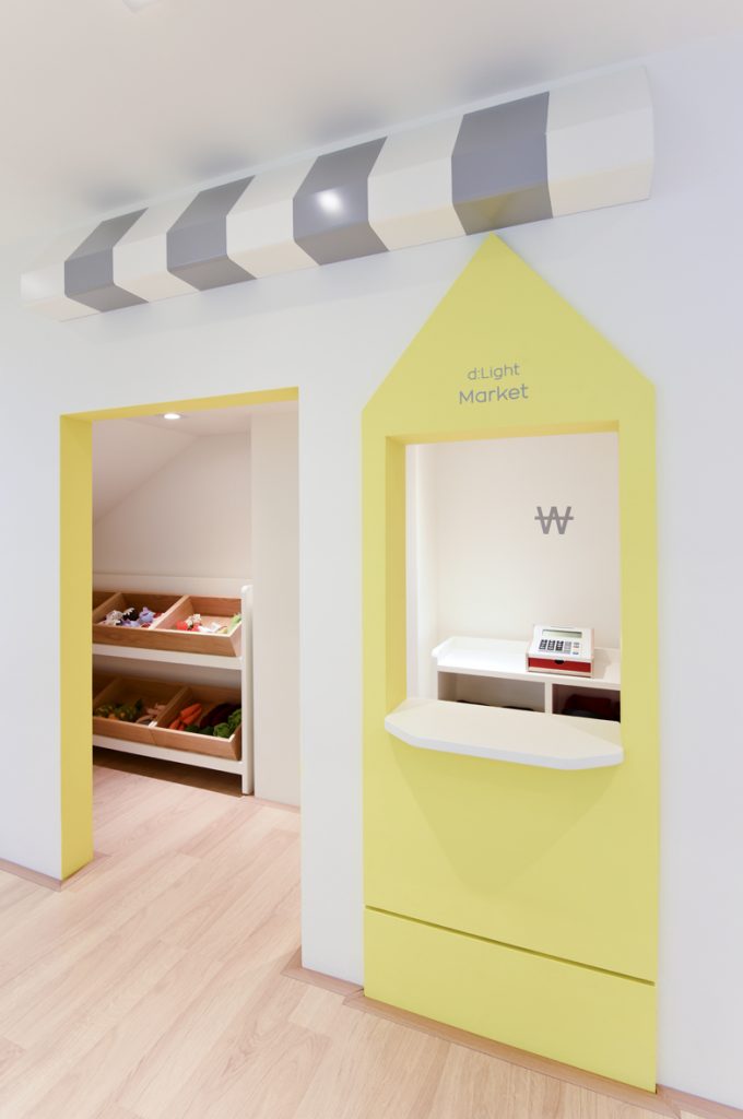 明亮黄点装饰的简约风儿童咖啡厅-14