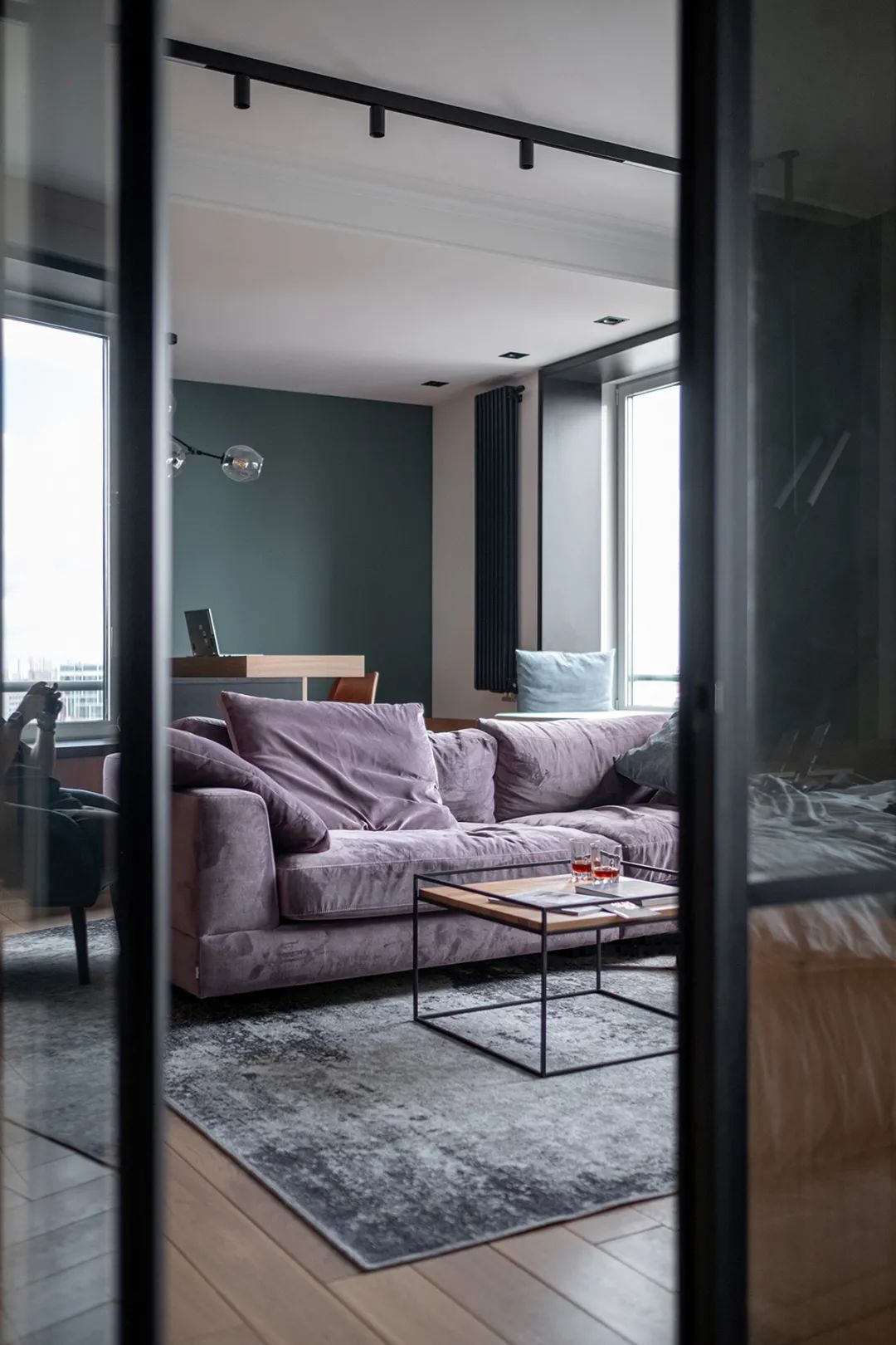 莫斯科 66㎡莫兰迪简约风公寓,玻璃隔断打造开放式空间-2