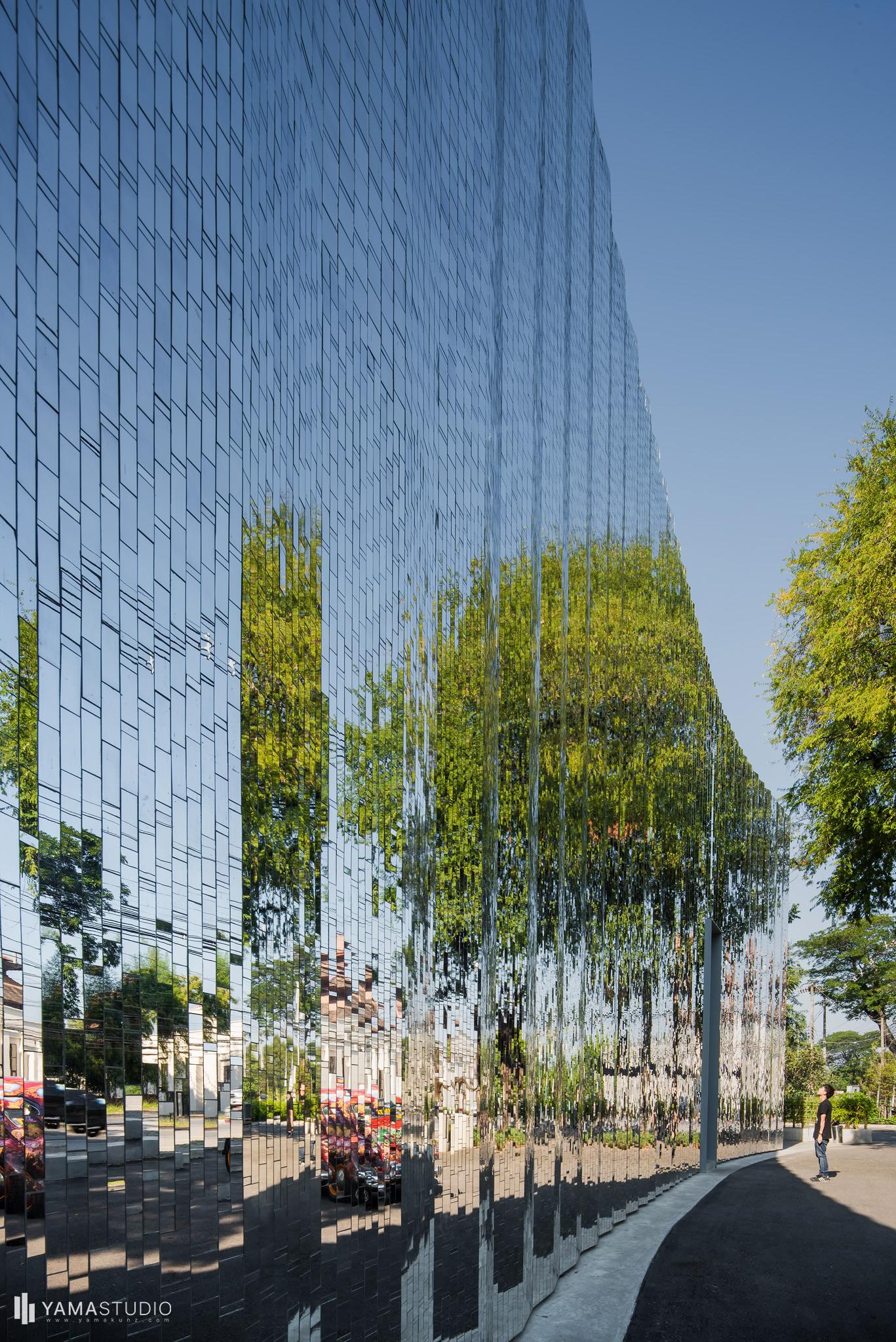 泰国maiiam当代艺术博物馆-俊朗的镜面不锈钢立面-2