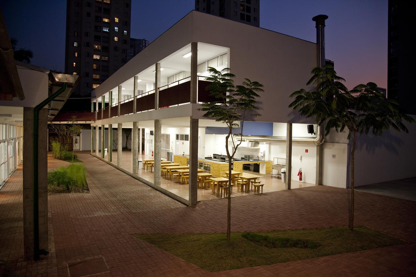 圣保罗市垂直改革两座仓库创建新型学校-1