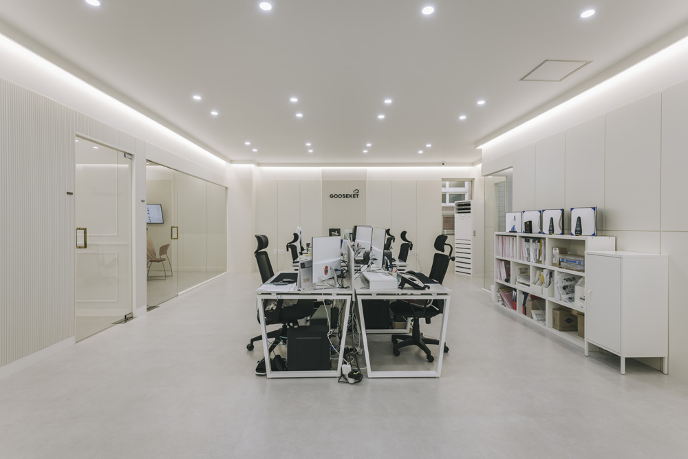 白色简约迷你办公室，60 平米的极致空间利用-11