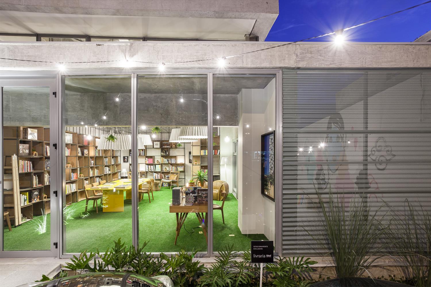 巴西 Idea!Zarvos 临时图书馆 | 钢铁书海中的文化绿洲-2