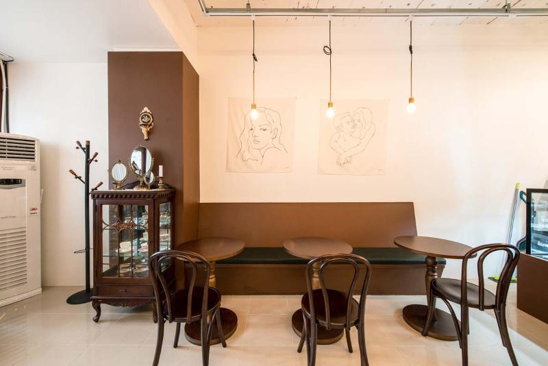 十平米打造简约温馨咖啡空间-7