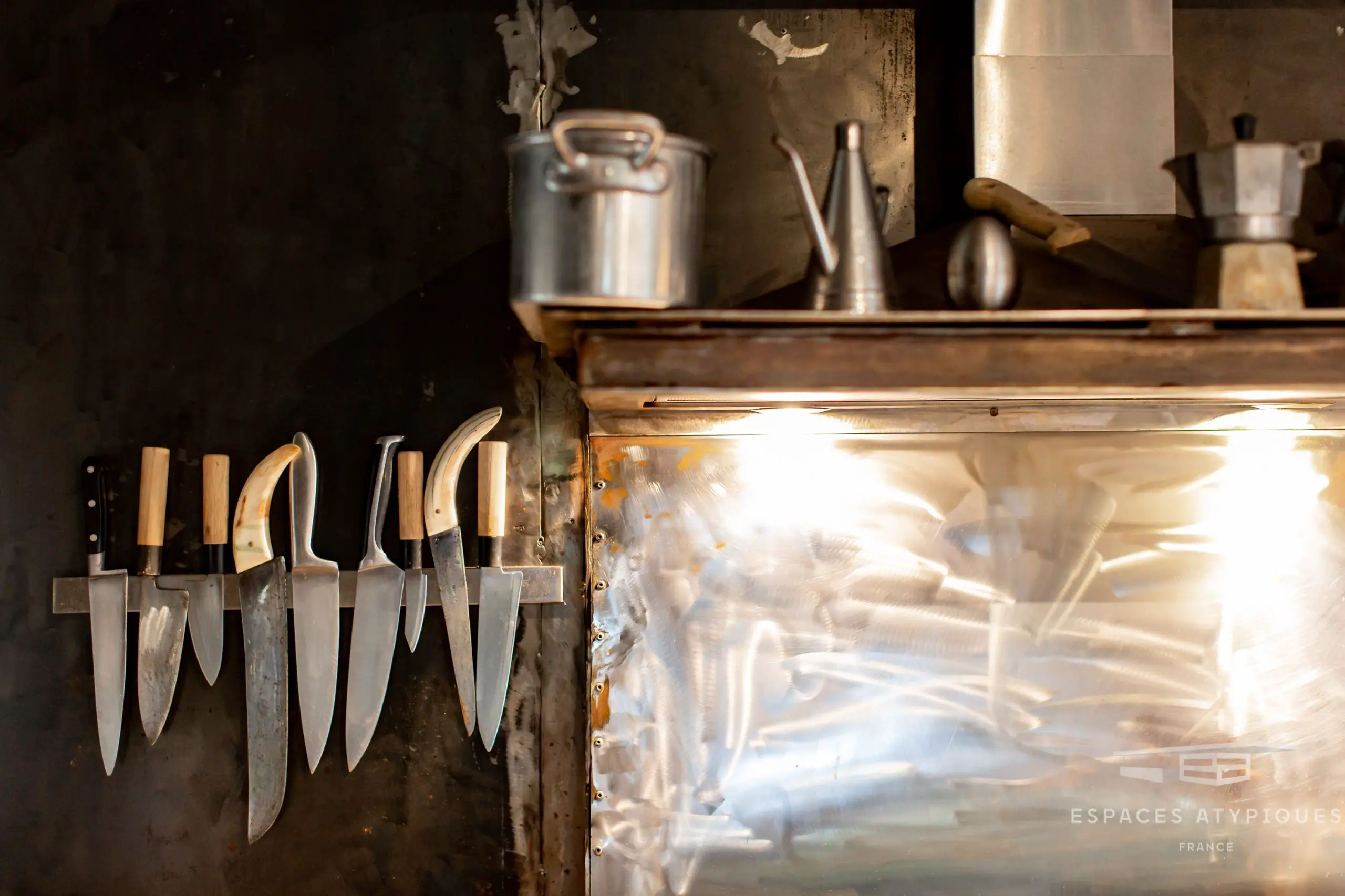 法式海滨木屋设计，厨房金属元素抢眼-8