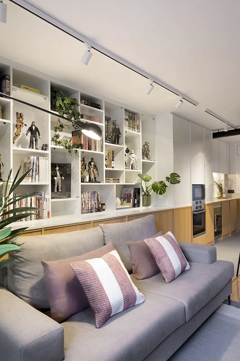 黑色图书馆墙设计，52m2 公寓变身超英雄收藏之家-7