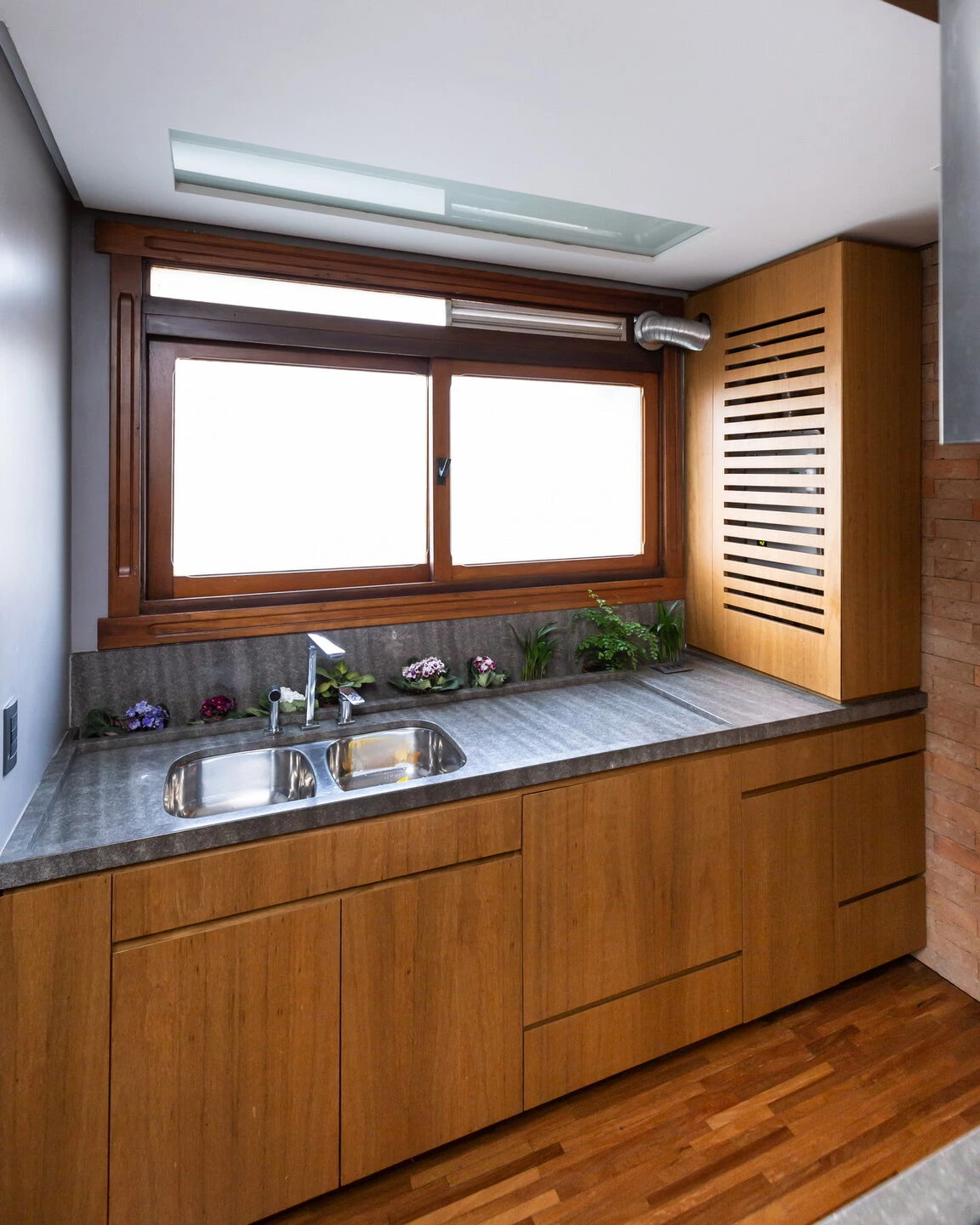 自然材料与多功能隔墙打造 85 平米公寓-52