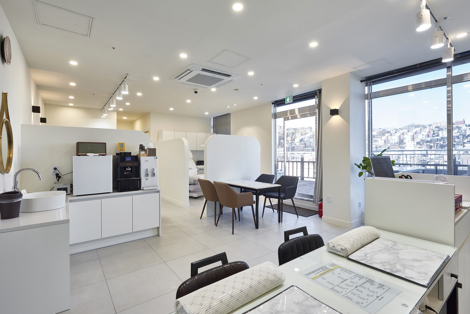 22 平米极简卧室，白色调的完美运用-2