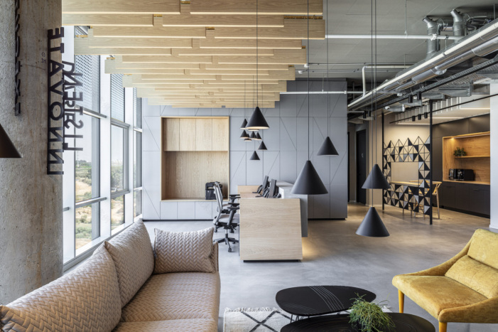 自然材料打造温馨跨国办公空间-19